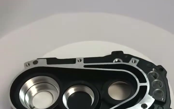 黑色阳极氧化铝合金齿轮箱壳体，轴承孔与密封筋保持不氧化