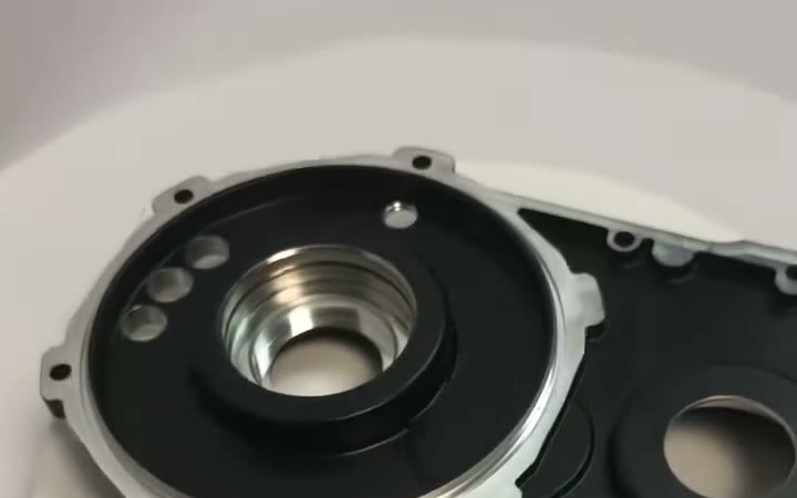 黑色阳极氧化铝合金齿轮箱壳体，轴承孔与密封面保持不氧化