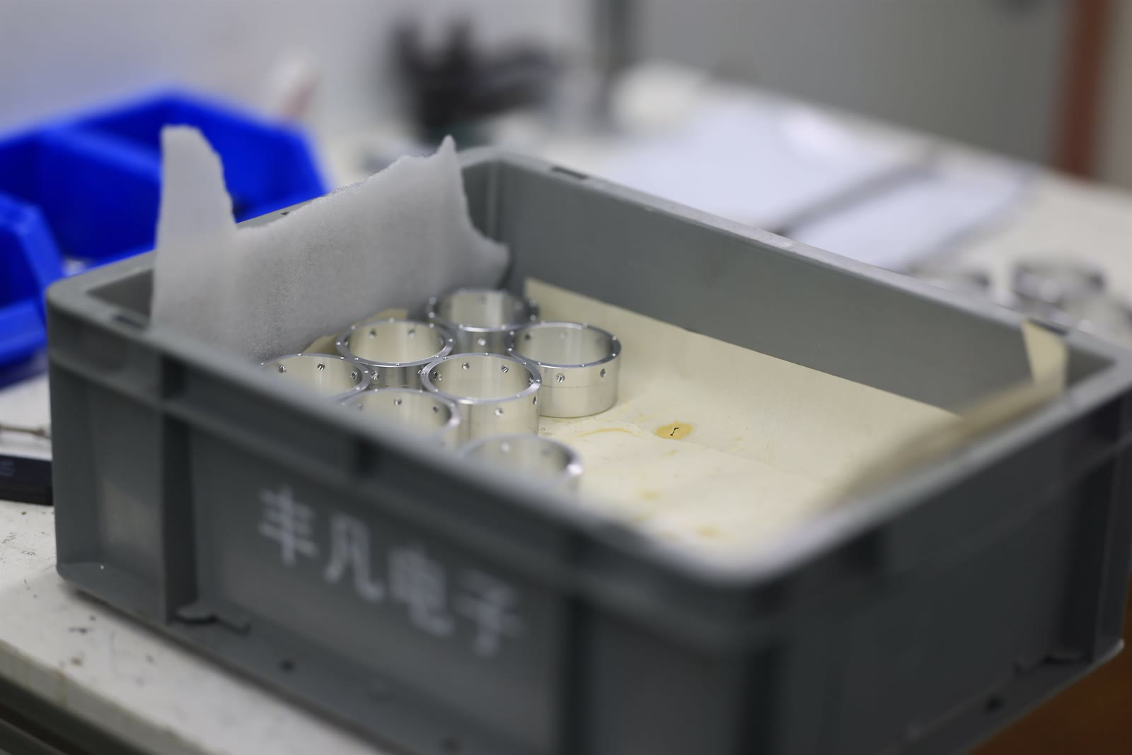 加工完成的铝合金执行器壳体套筒批量周转